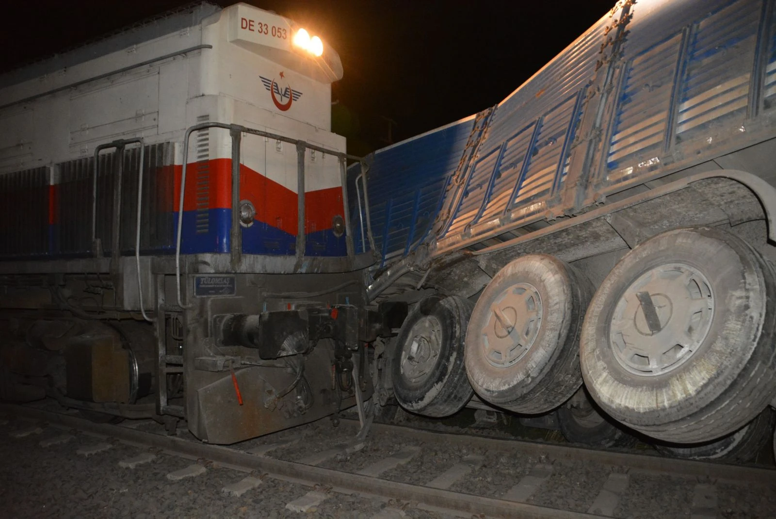 Tren hemzemin geçidinde tıra çarptı