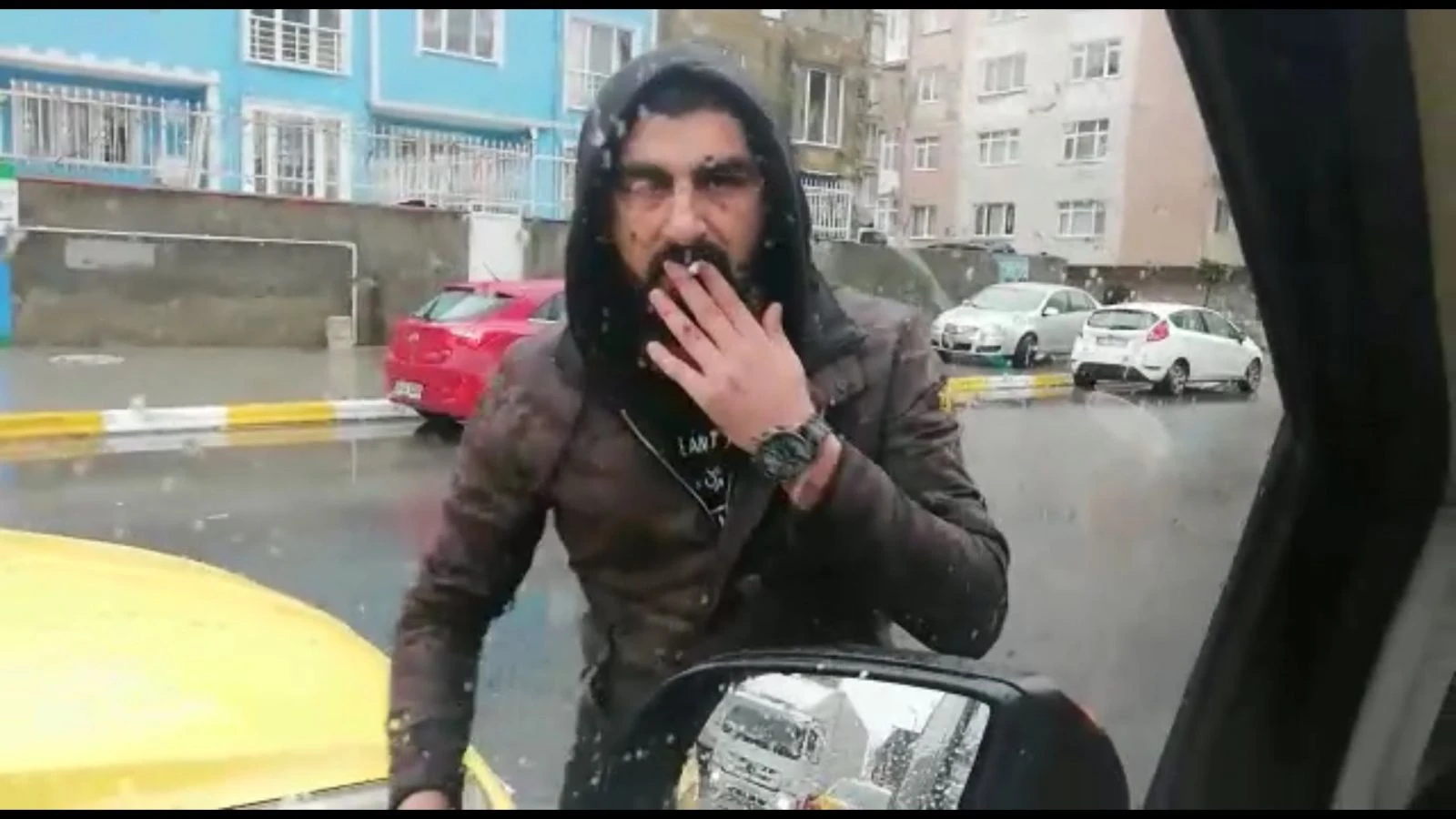 Esenyurt'ta taksiciler, UBER aracının önünü kesti, sürücüye tehditler savurdu