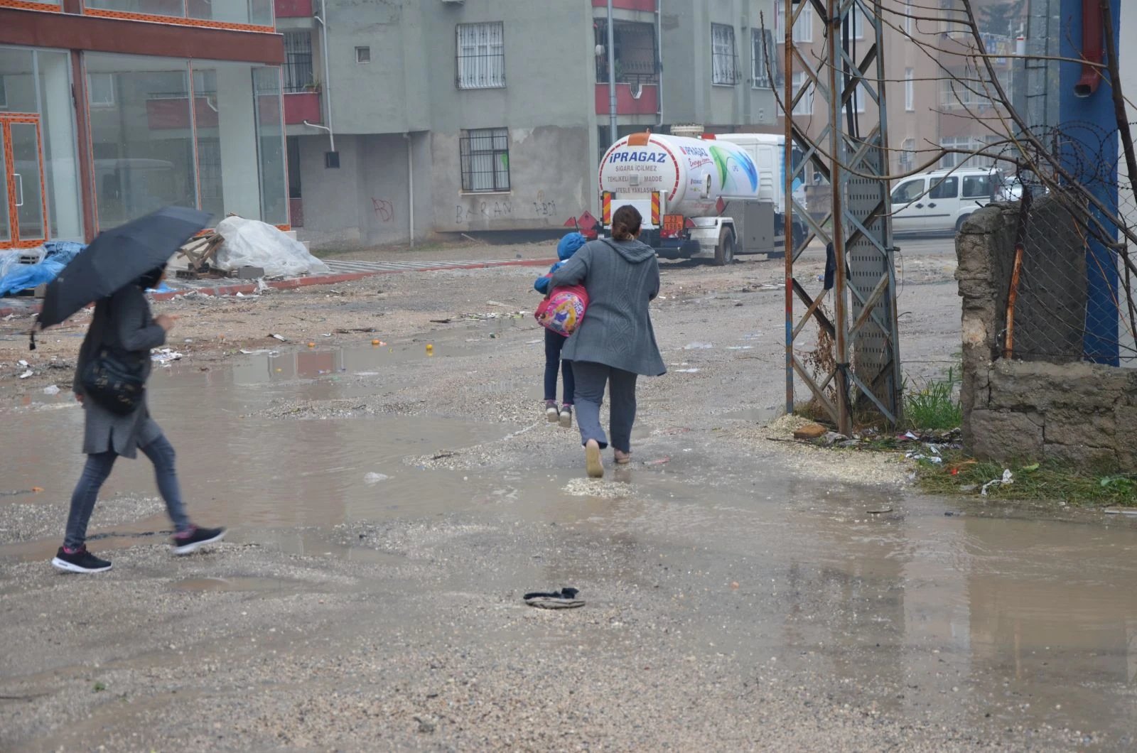 Adana'da sağanak yağış su baskınlarına yol açtı