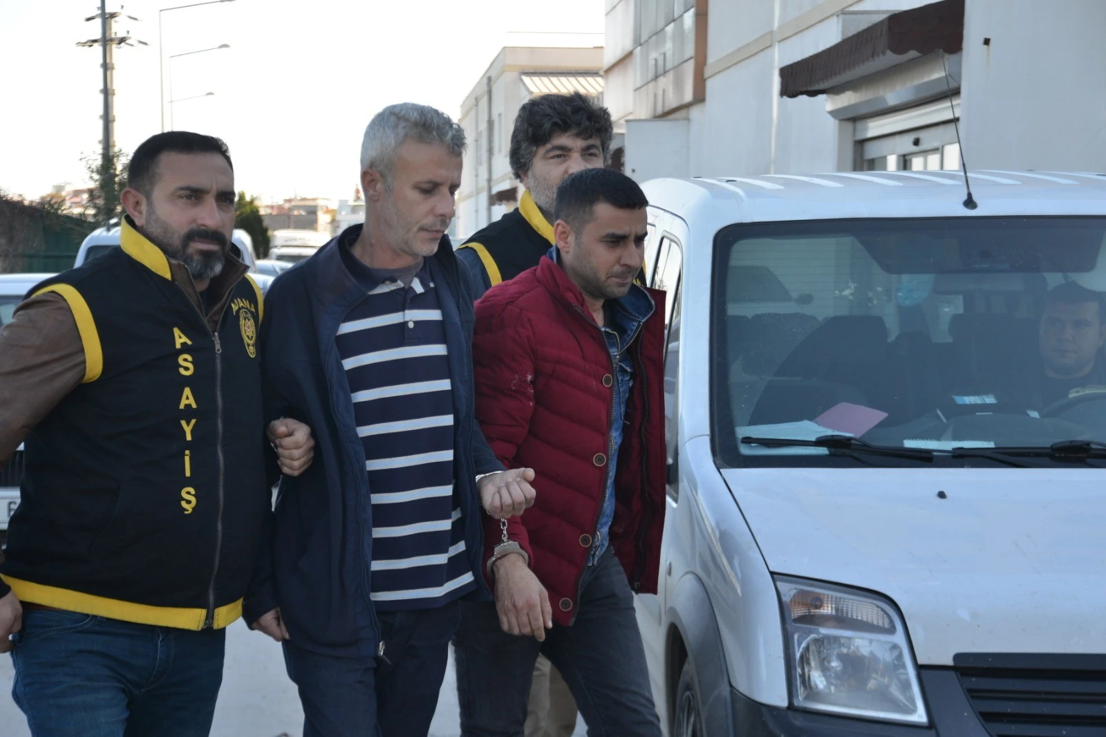 Köye gitmek için beton mikseri çaldılar