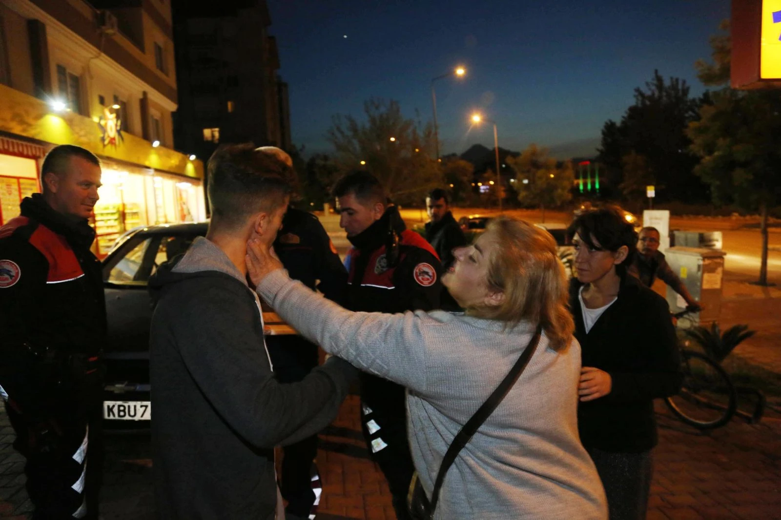 İranlı turist kaza yapan oğlunu böyle tokatladı