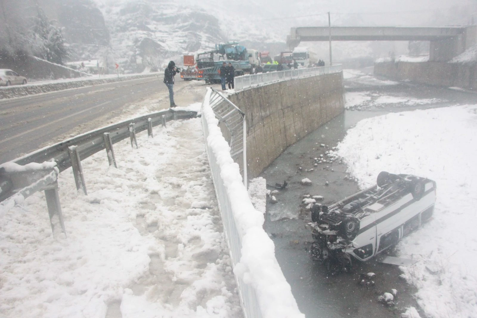 Trabzon'da yolcu minibüsü dereye uçtu: 15 yaralı