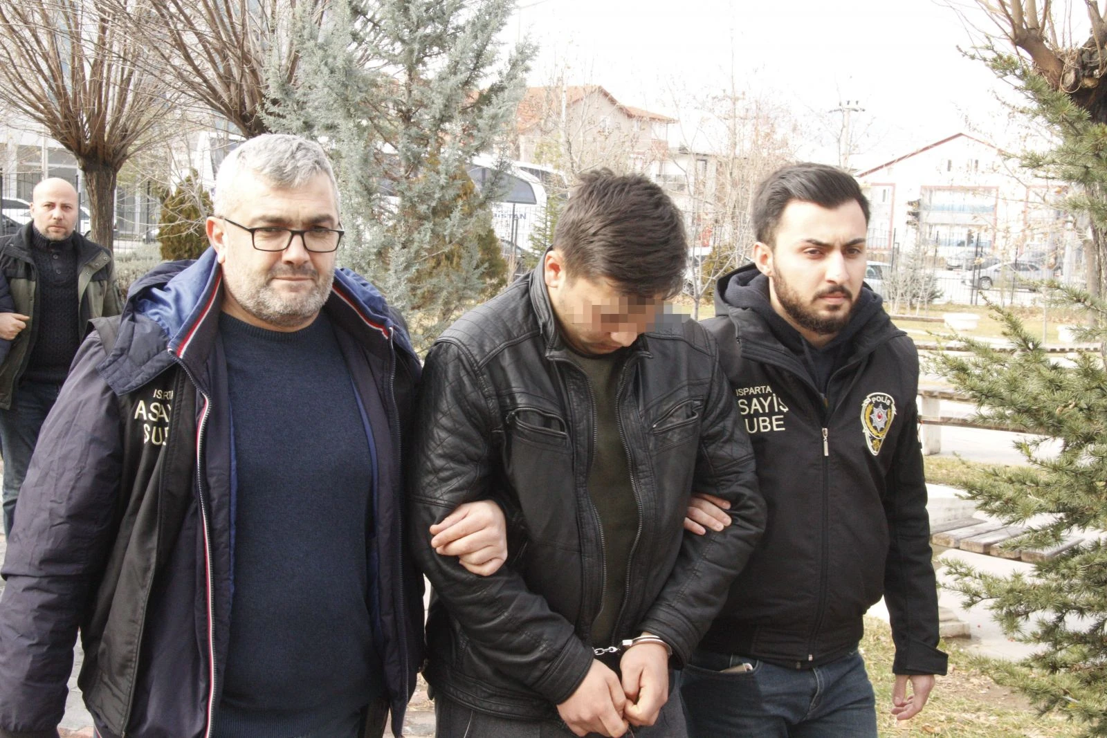 Kasiyere ürün okutturup kasayı açtırdılar, bin 430 TL'yi çalıp kaçtılar