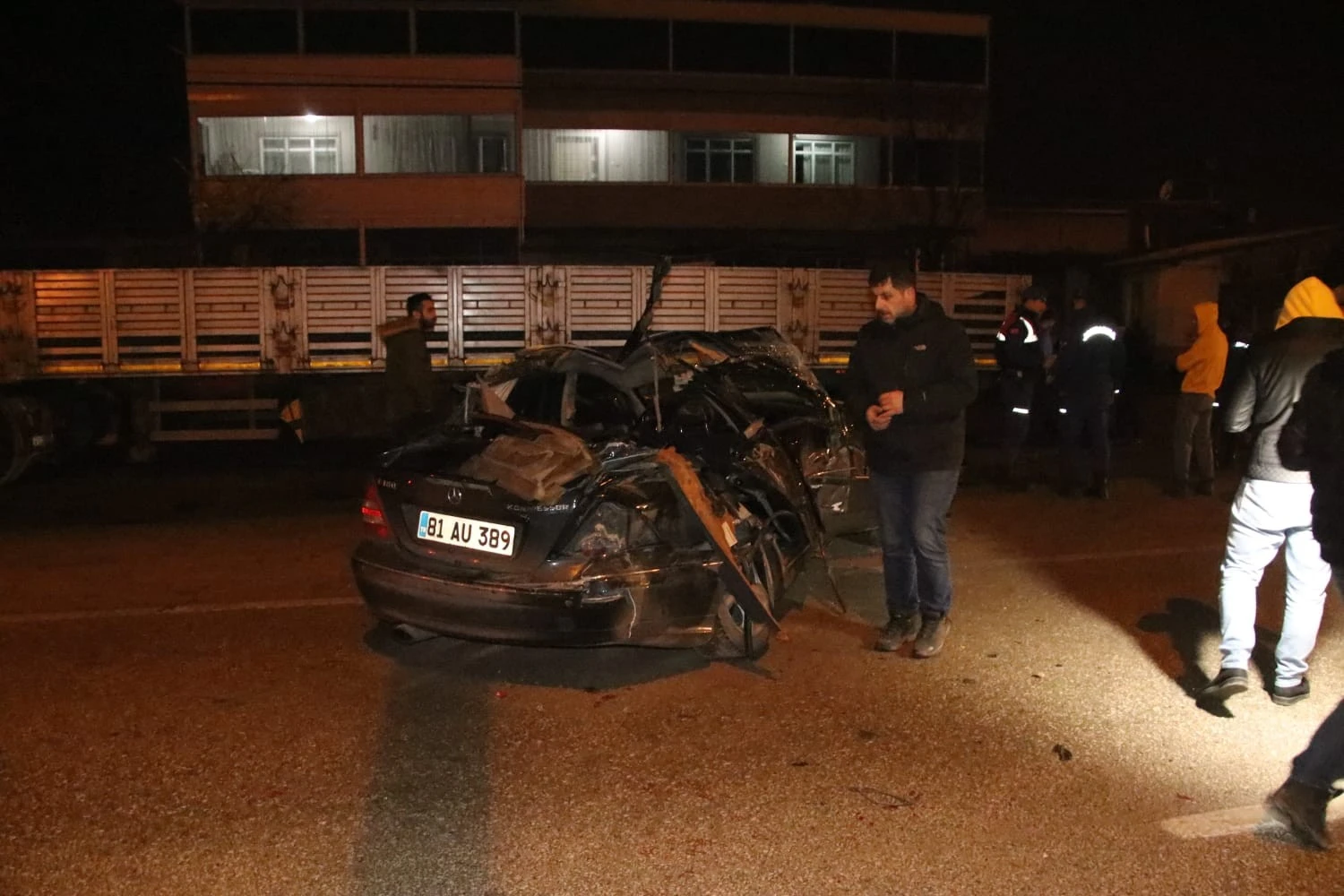 Lüks otomobil park halindeki tıra çarptı: 1 ölü, 2 yaralı