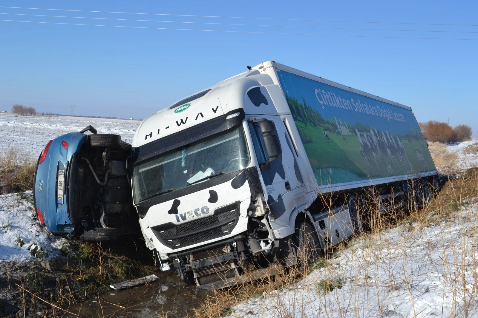 Otomobille tır çarpıştı: 1 polis ağır yaralı