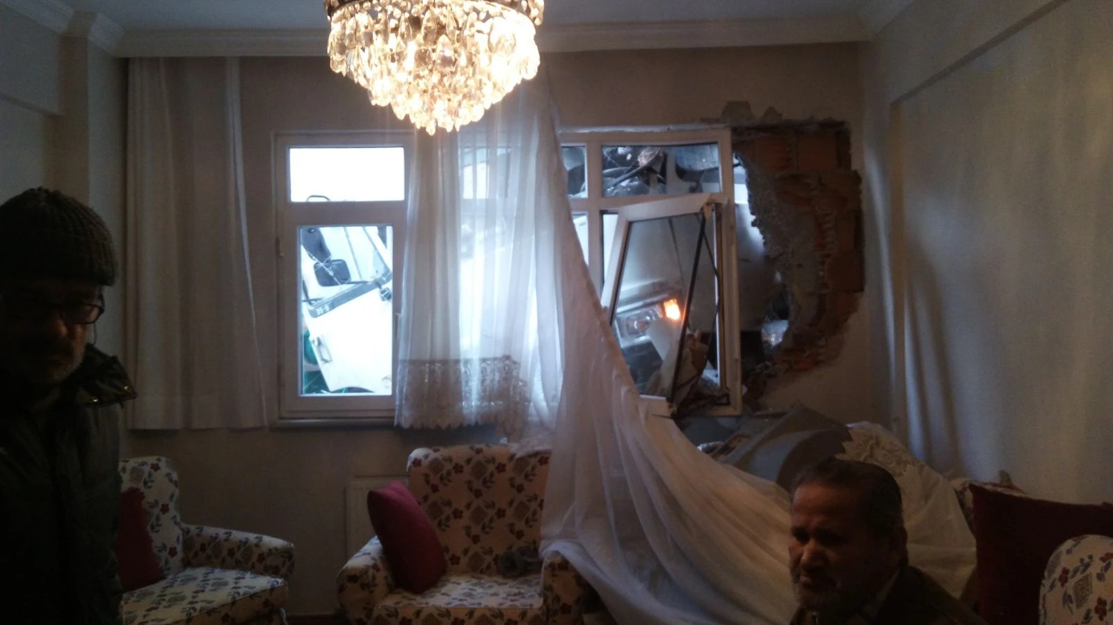 Beyoğlu’nda kamyonet evin salonuna girdi