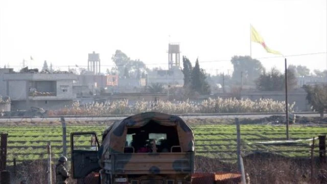 PYD, Akçakale sınırına yeni bayrak astı