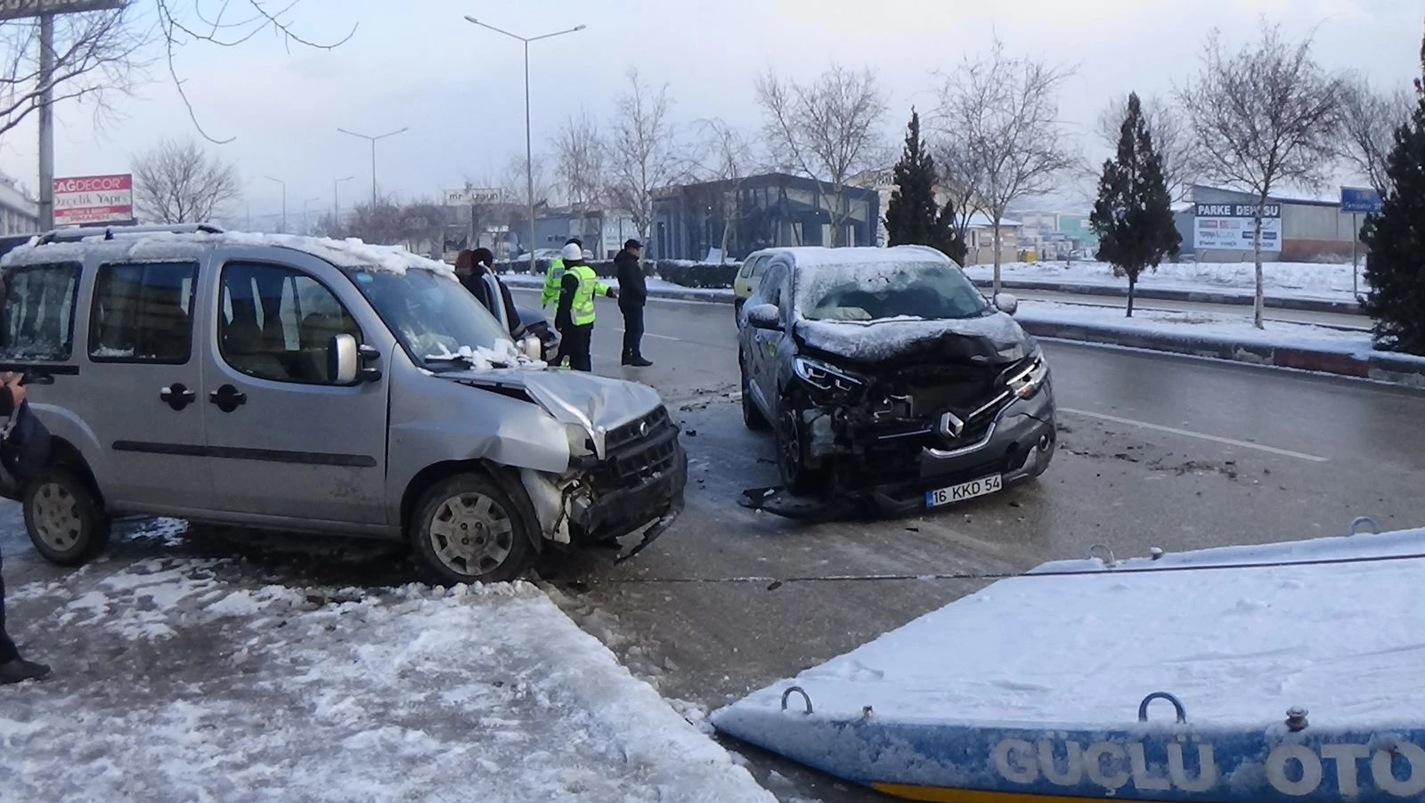Yollar buz pistine döndü, kaza üstüne kaza oldu