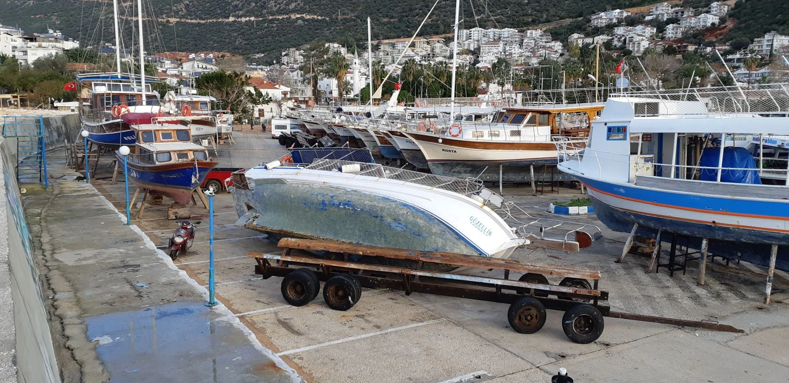 Fırtına karadaki tekneyi devirdi