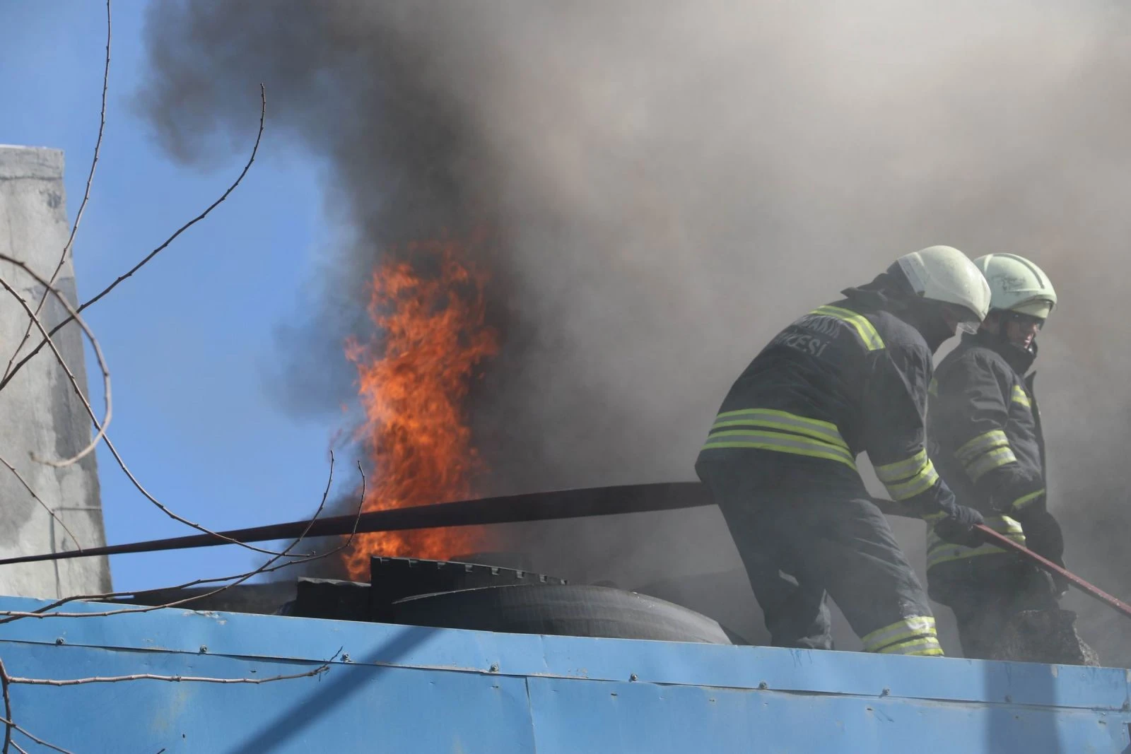 Lastik kaplama atölyesindeki yangın gökyüzünü siyaha bürüdü