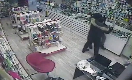 Cep telefonu hırsızı ile çalışanın boğuşma anı kamerada