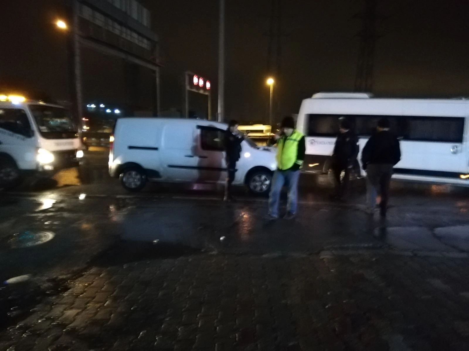 Avcılar’da E-5 yanyol’da yere düşen eşyasını almaya çalışan yaşlı adama araba çarptı