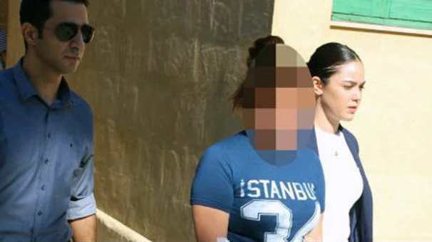 Kuzey Kıbrıs'ı şoke eden olay! Genç kız elindeki bıçakla evden fırladı ve...