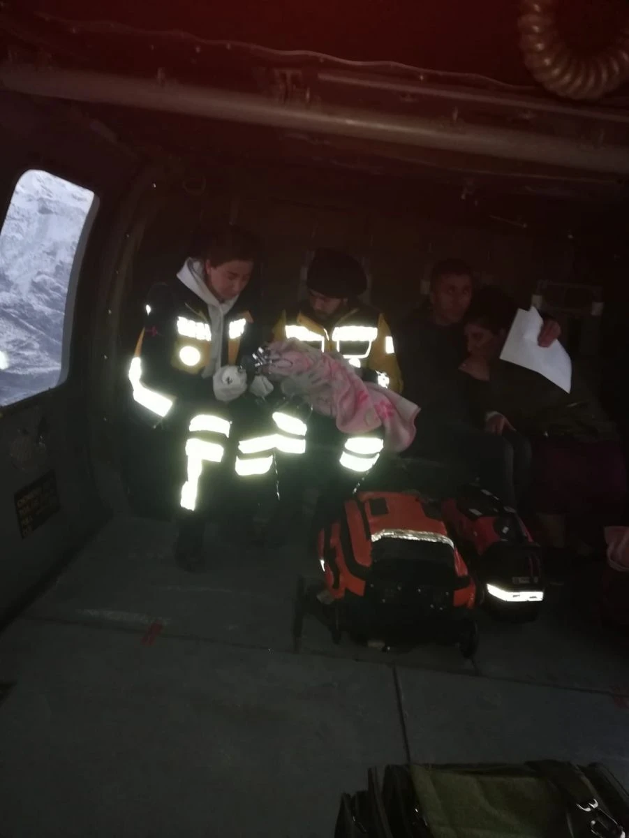 Mehmetçik, 6 aylık bebeği helikopterle hastaneye ulaştırdı