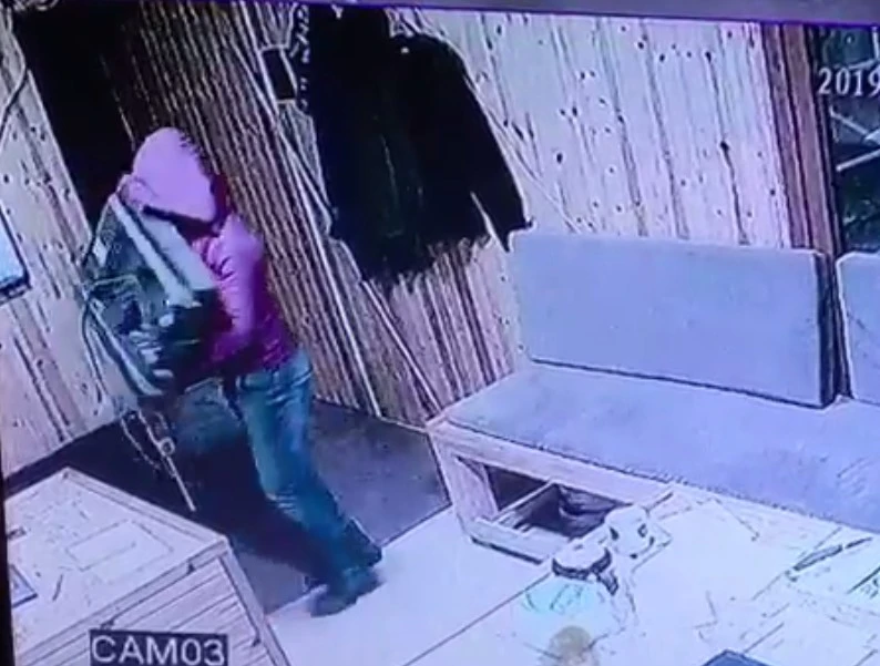 Yirmi saniyede televizyon hırsızlığı kamerada