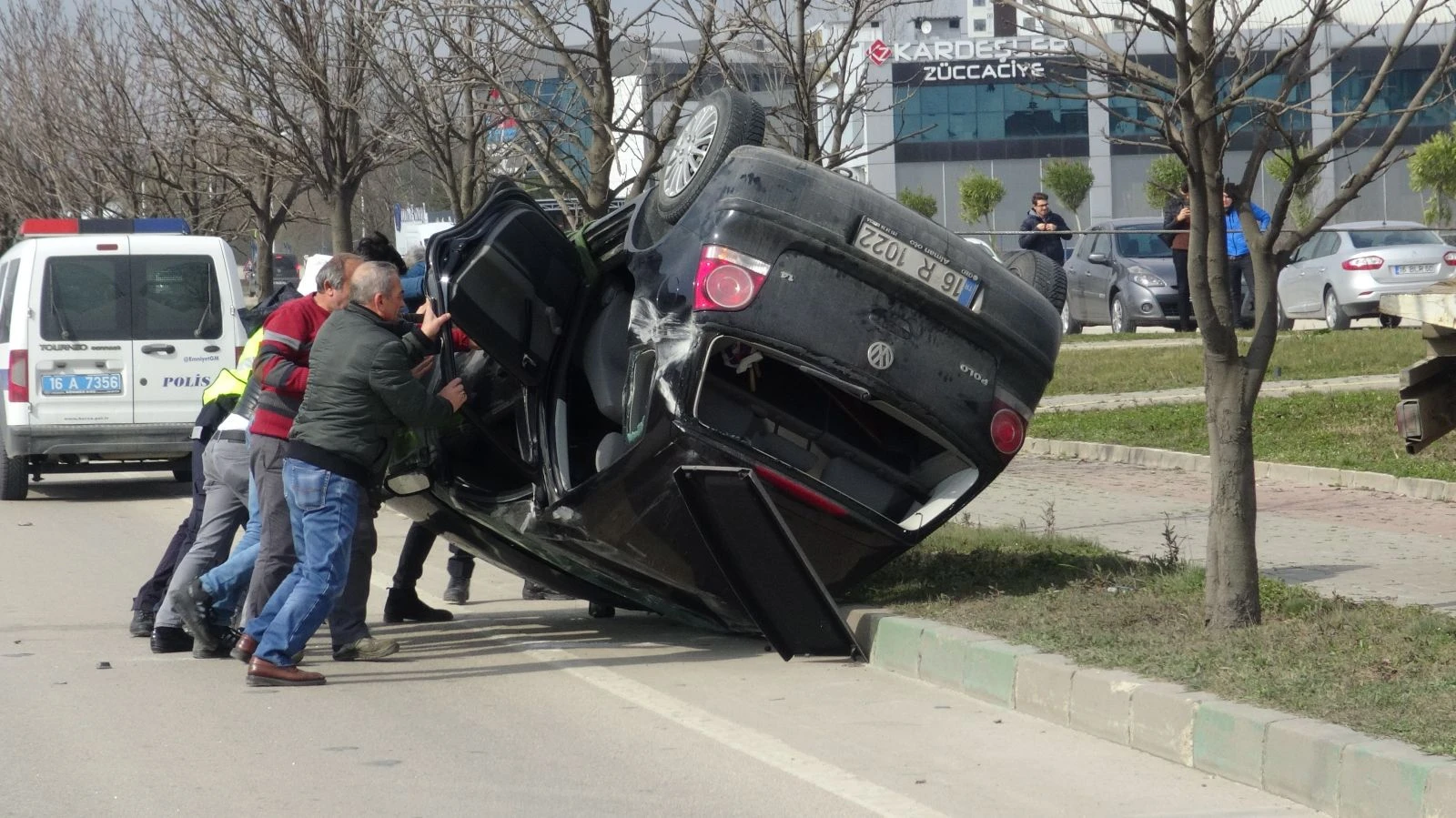 Bariyerlere çarparak takla atan otomobil 70 metre böyle sürüklendi