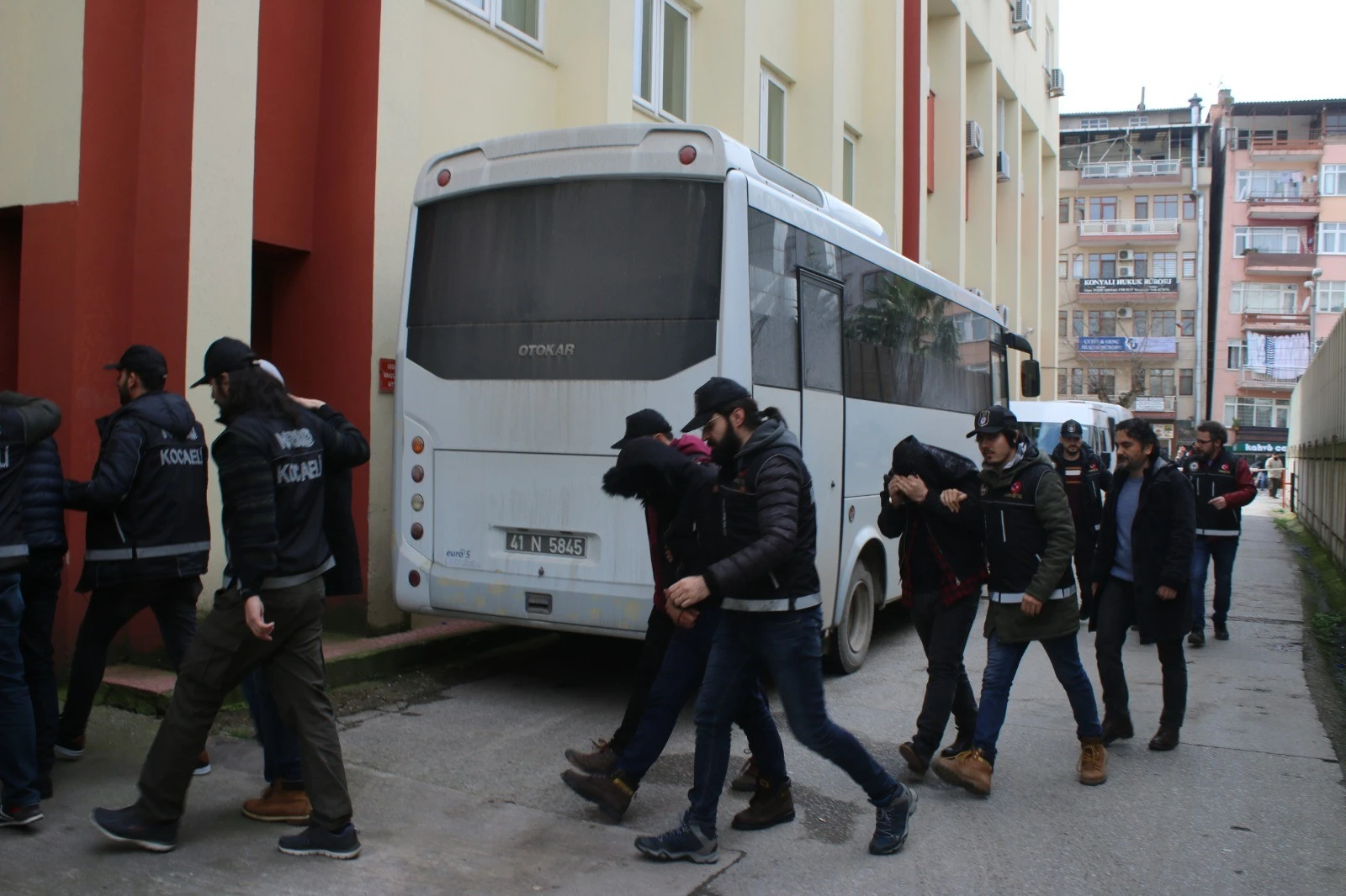 Kocaeli'de sokak satıcılarına operasyon: 8 gözaltı