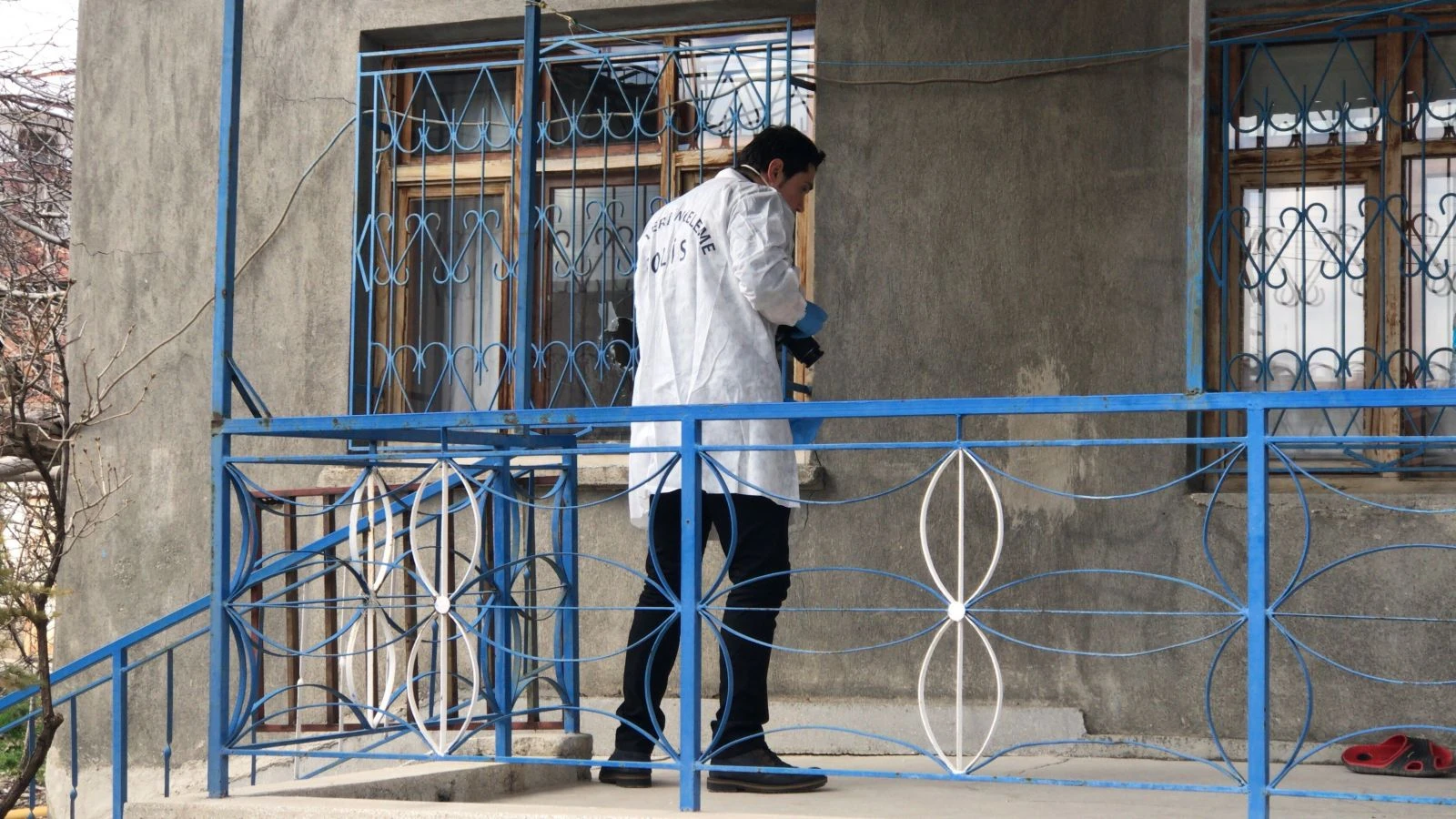 Madde bağımlısı zanlı, babasını tabancayla vurup yaraladı