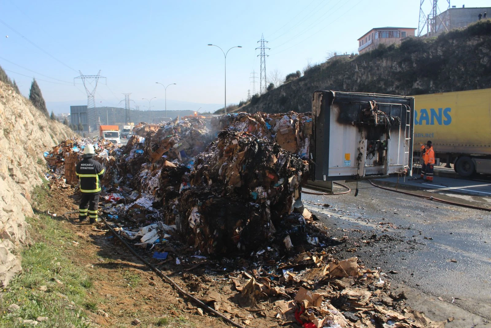Alev alev yanan kağıt yüklü tır, TEM’i trafiğe kapattı