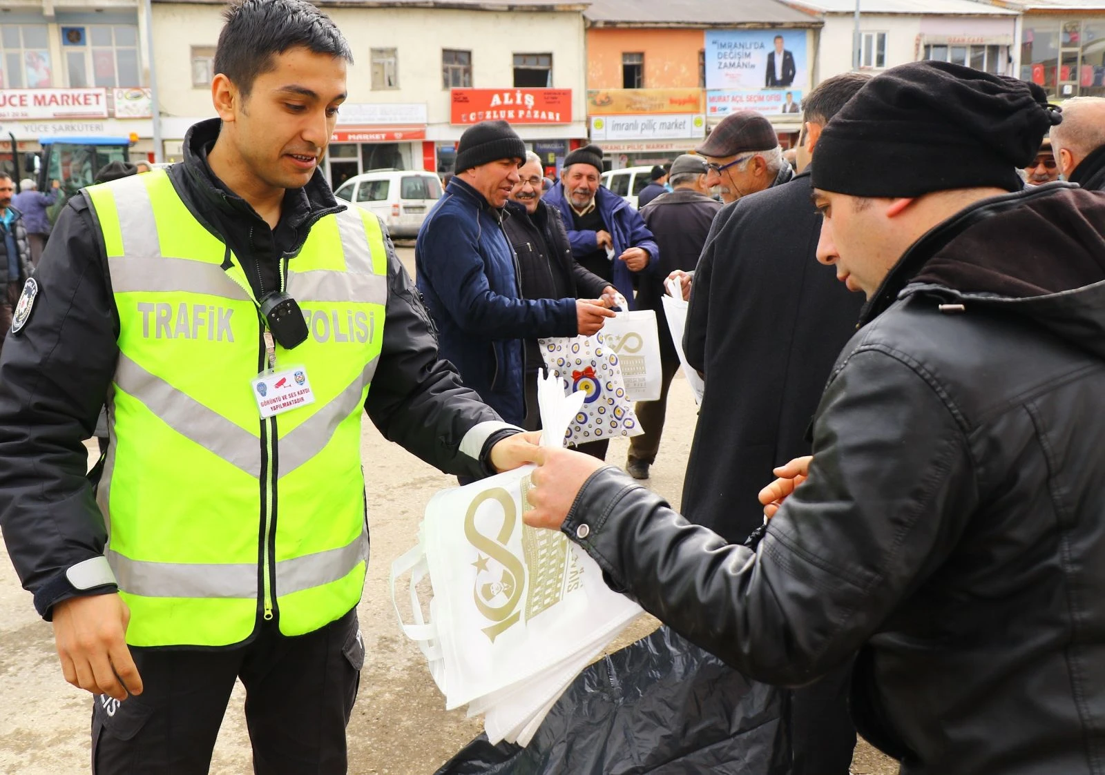 Pet şişe getirene bez torba dağıtıldı