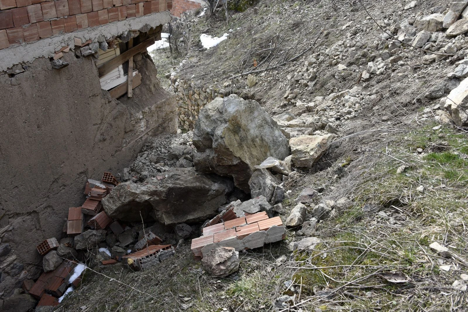 Gümüşhane’de dağdan kopan kayalar evin üzerine yuvarlandı