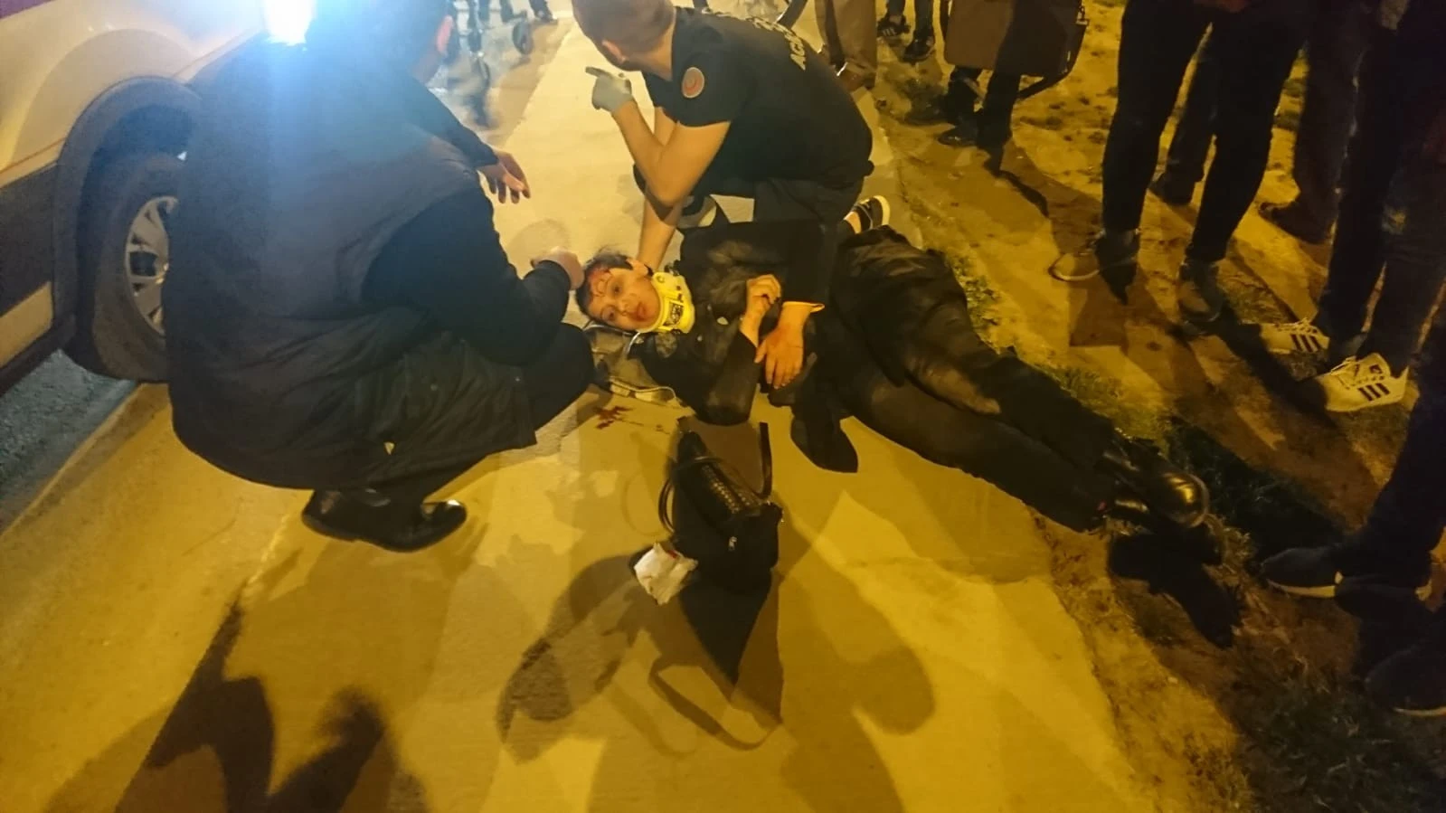 Pendik'te yolun karşısına geçmek isteyen yayalara araç çarptı: 2 yaralı