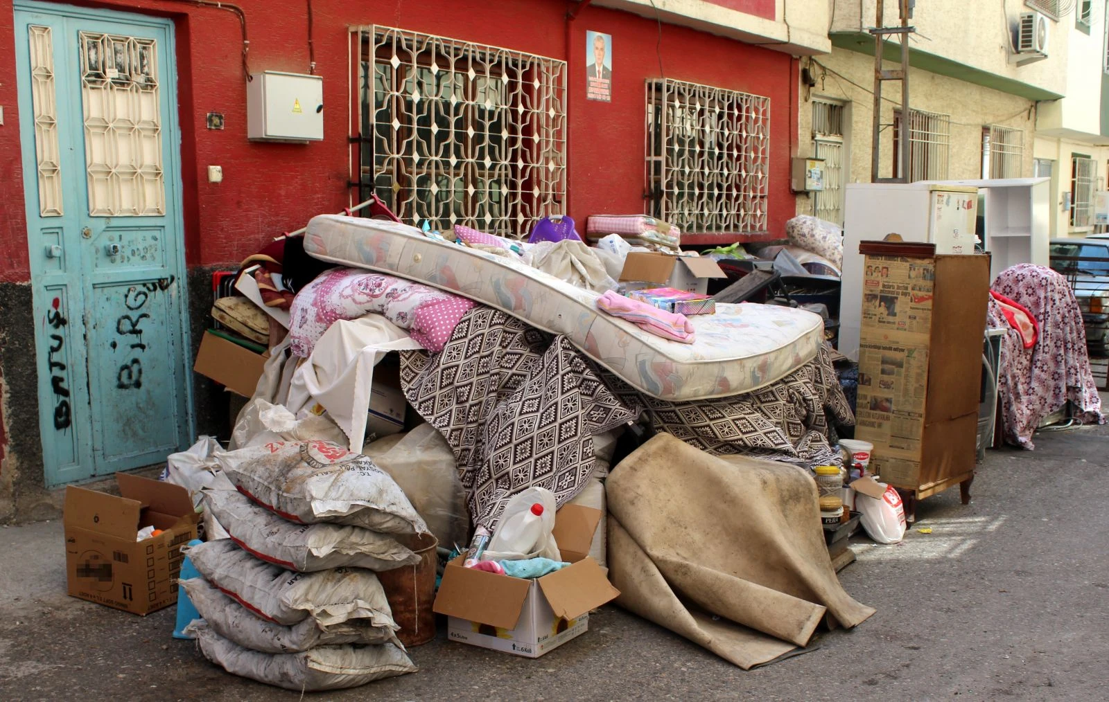 Üç çocuğu ve eşyalarıyla birlikte sokağa atıldı