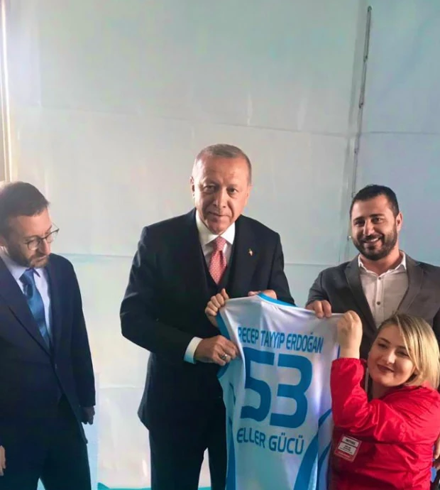 Cumhurbaşkanı Erdoğan, milli sporcu Ebru Çam ile görüştü
