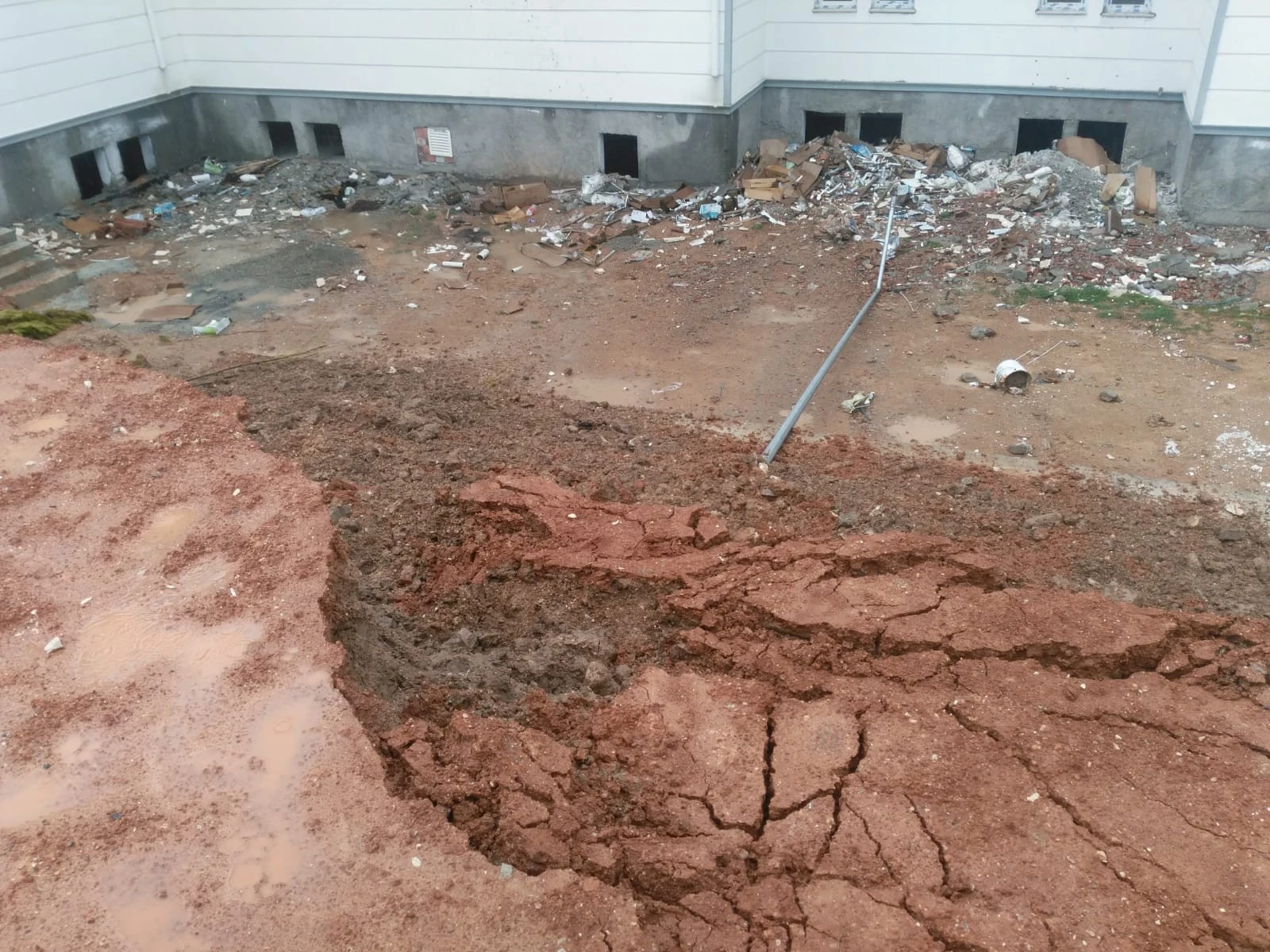 Siirt'te okulun istinat duvarı çöktü