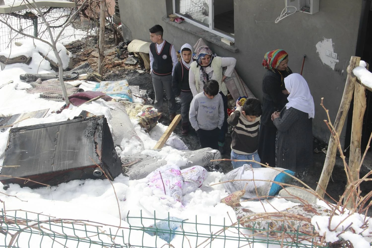 Çocukların uyuduğu ev alev alev yandı