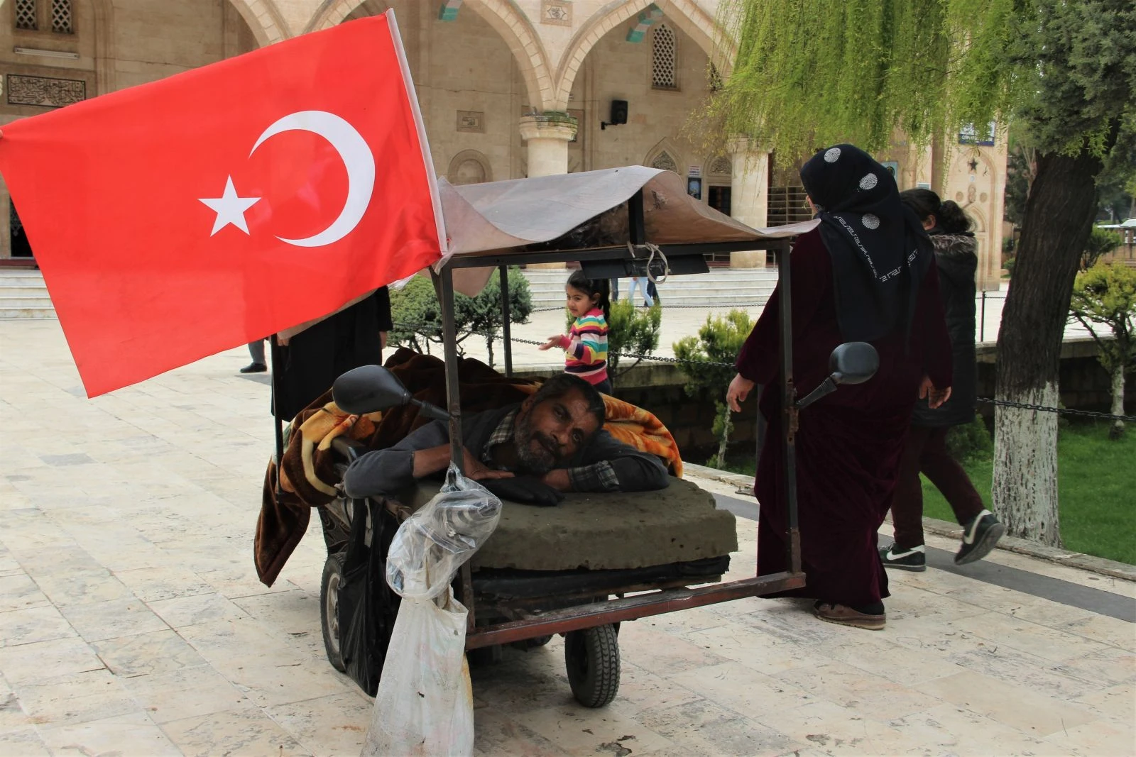 49 yıldır hem yatağı hem de ayağı olan akülü aracı bozuldu