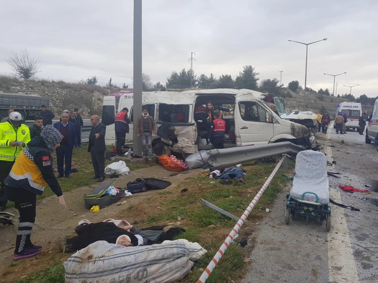 Tarım işçilerini taşıyan minibüs devrildi: 1 ölü, 11 yaralı