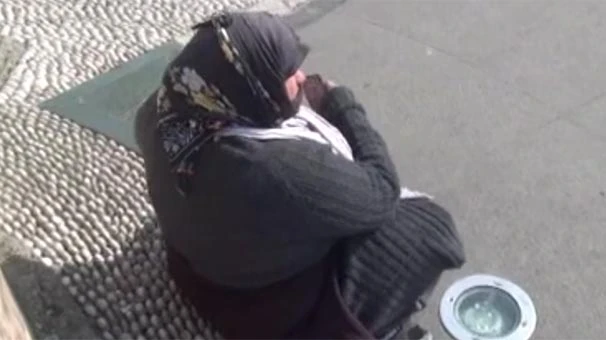 Taksim Meydanı'na geldi, eski kıyafetlerini giyerek dilendi