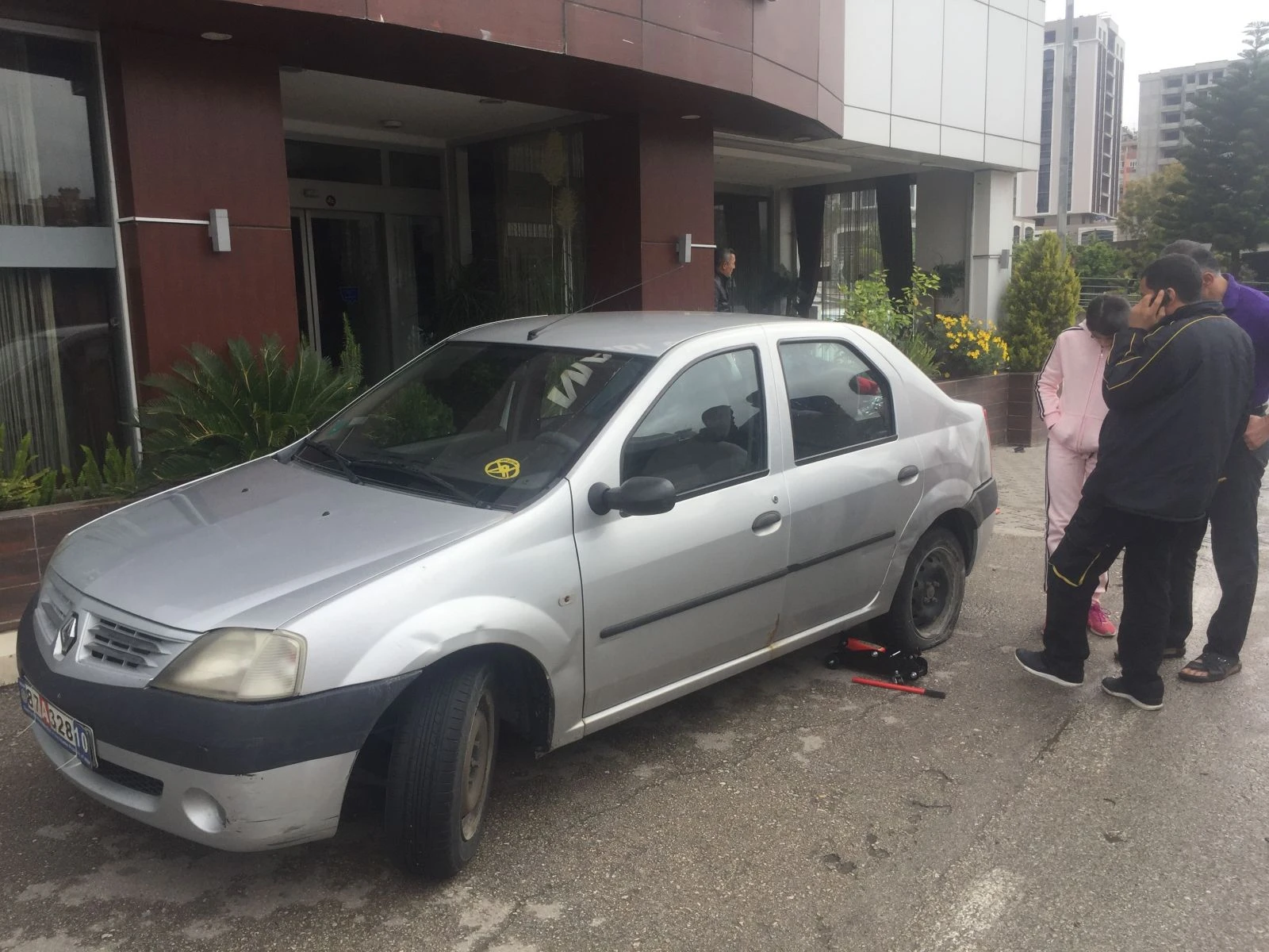 5 aracın lastiğini kestiler