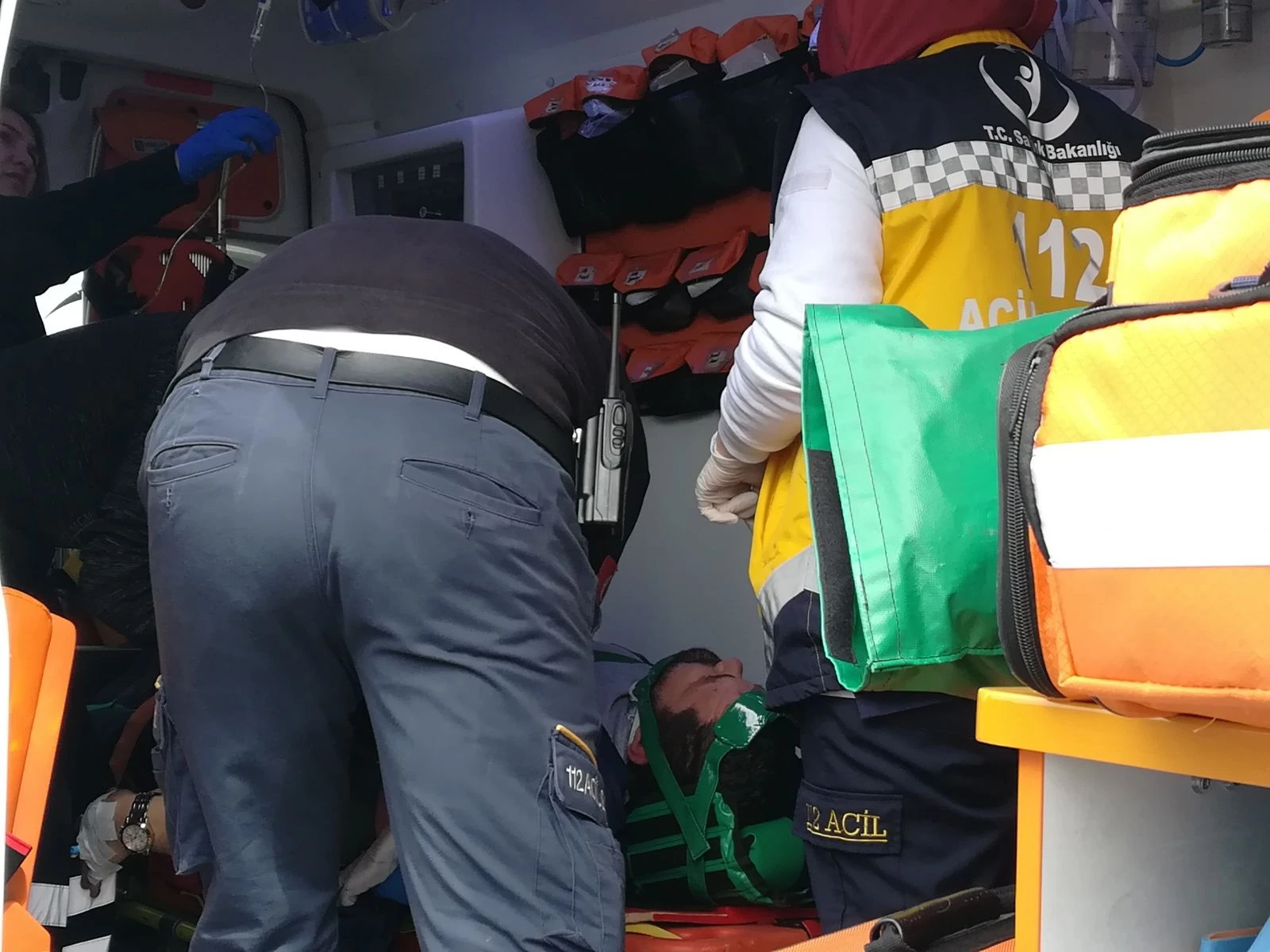 Kamyonetle hafif ticari araç kavşakta çarpıştı: 2 yaralı