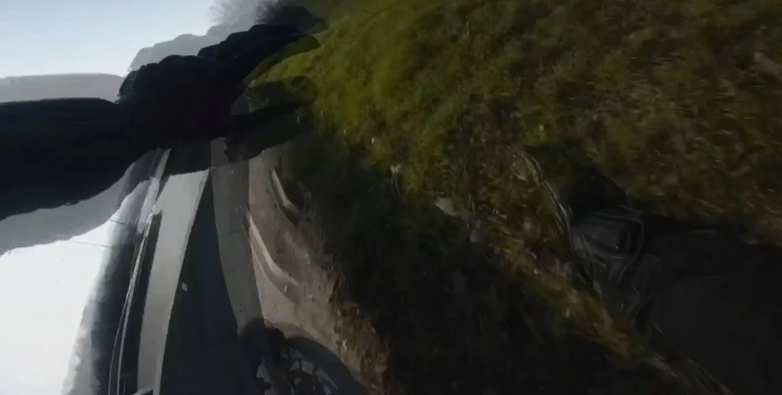 Virajı alamayan motosiklet sürücüsü bariyerlere çarptı