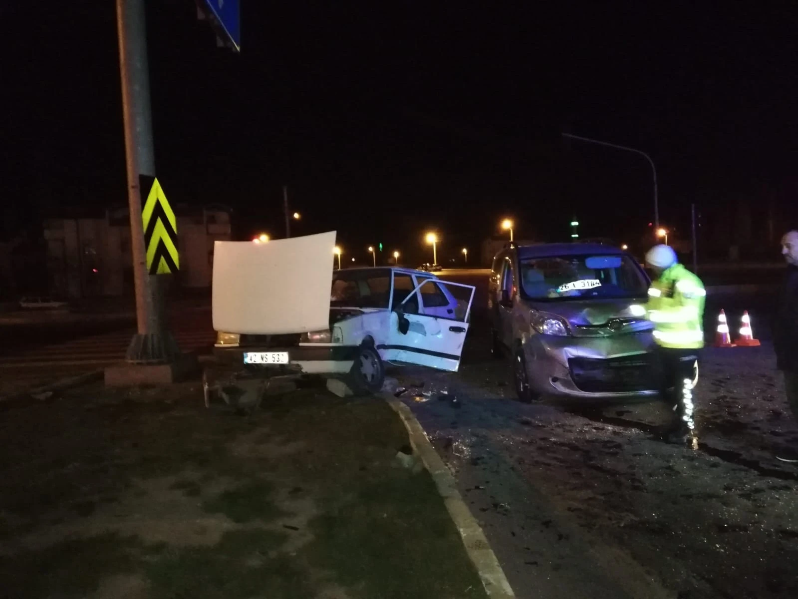 Hafif ticari araçla otomobil çarpıştı: 3'ü çocuk 6 yaralı