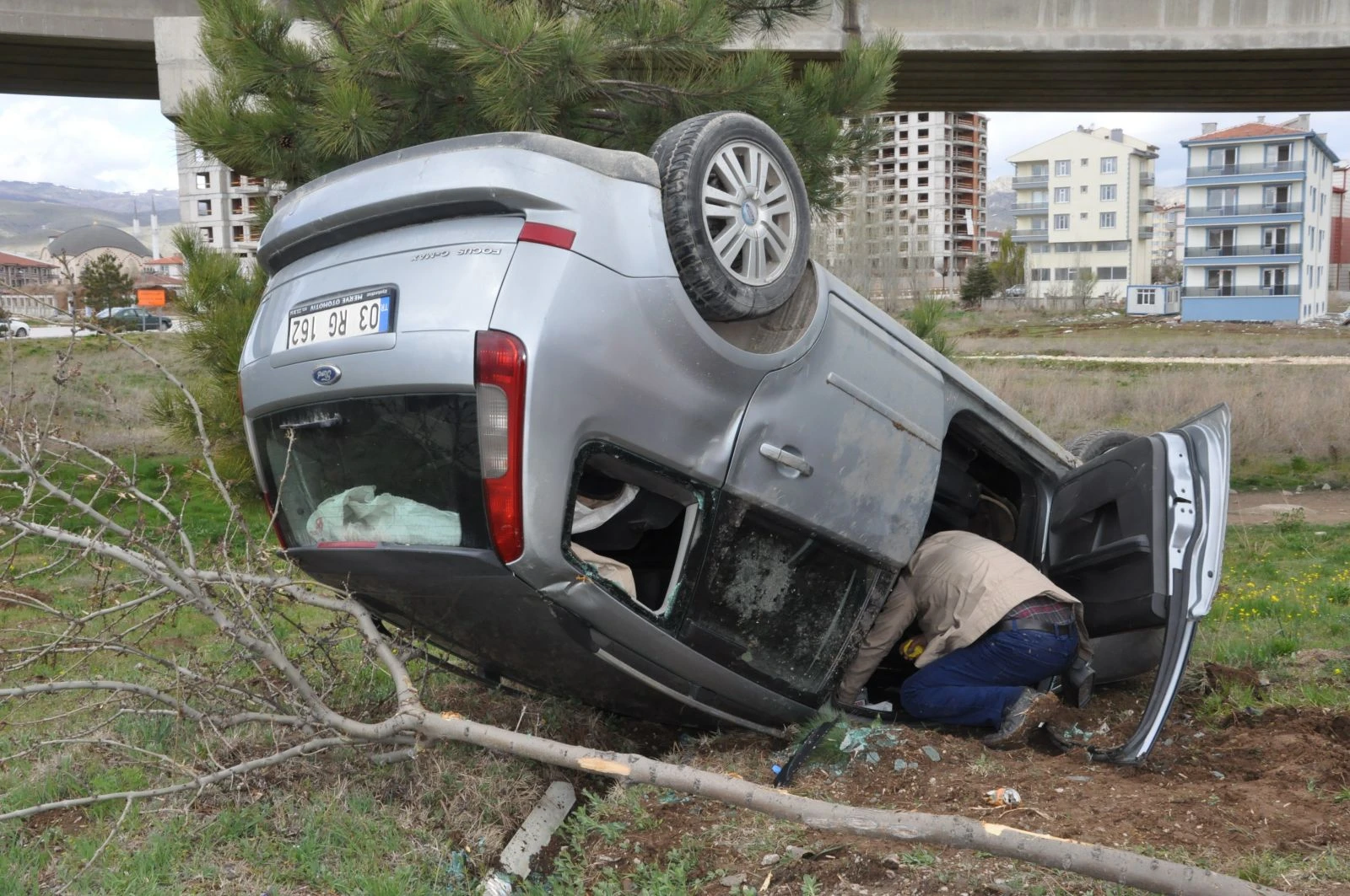 Afyonkarahisar’da kontrolden çıkan araç takla attı; 3'ü çocuk 6 yaralı
