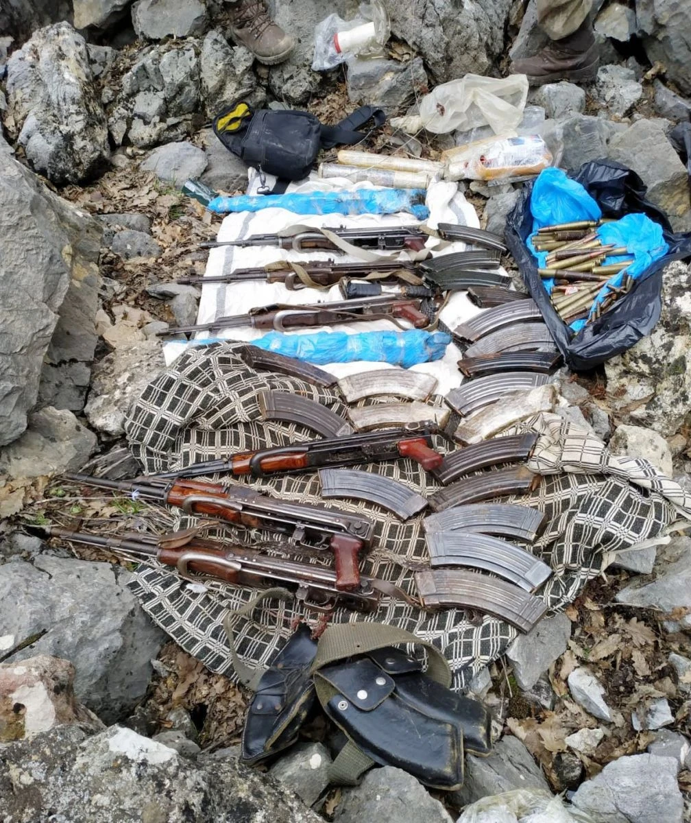 Tunceli'de silah dolu 2 sığınak imha edildi