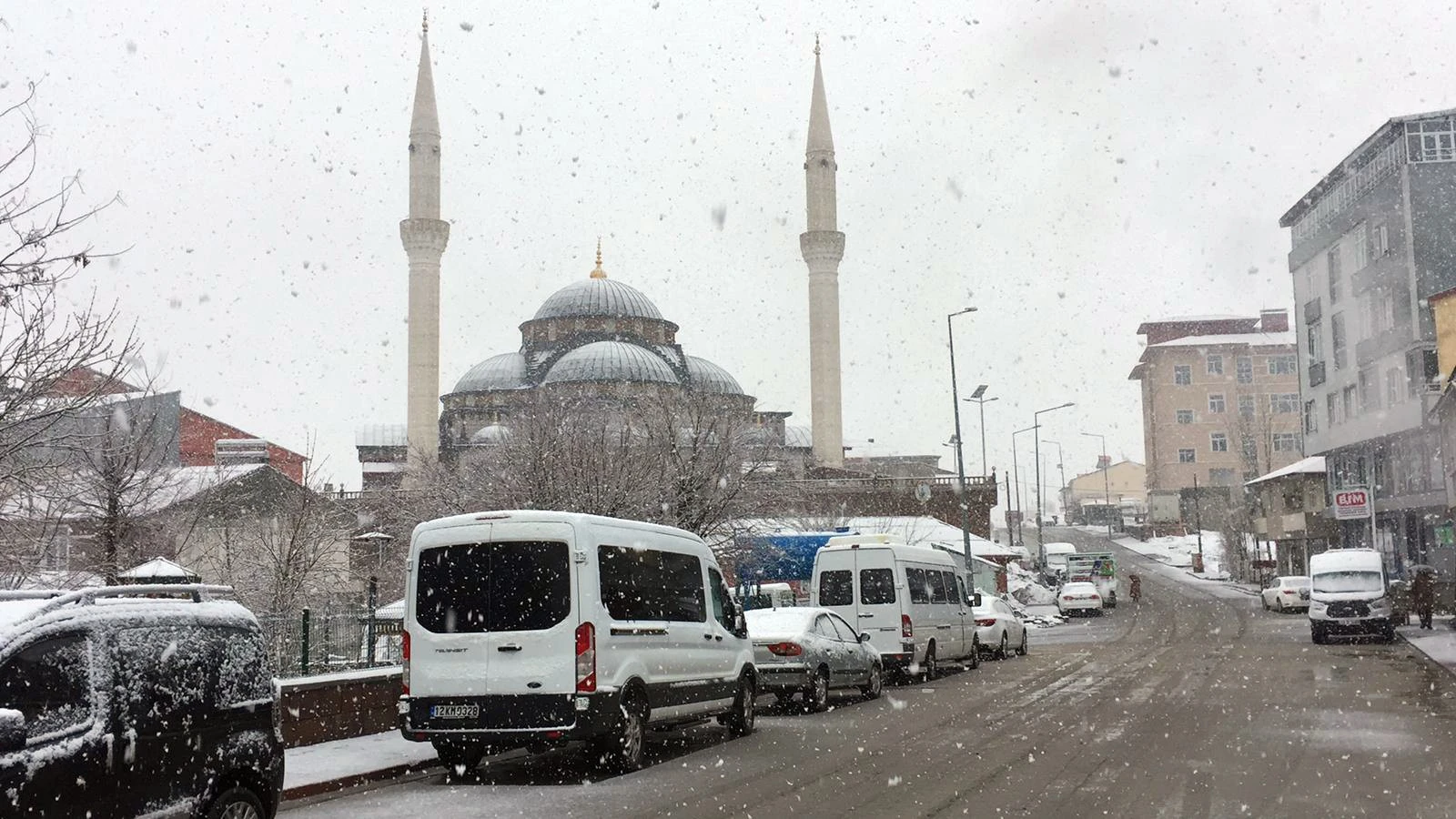 Baharın gelmediği ilçeye kar geldi