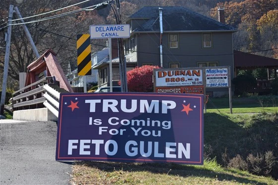 Pensilvanya'da 'Trump senin için geliyor FETO Gülen' pankartı açıldı