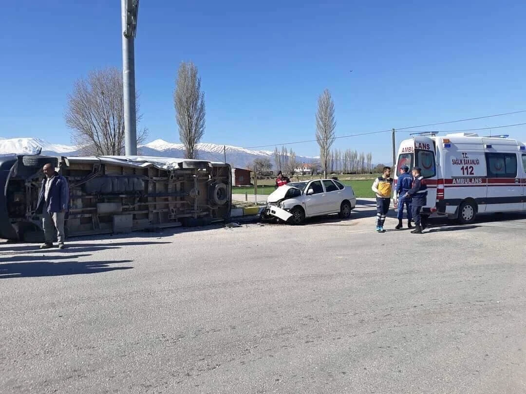 Yolcu midibüsüyle otomobil çarpıştı: 2’si ağır 17 yaralı