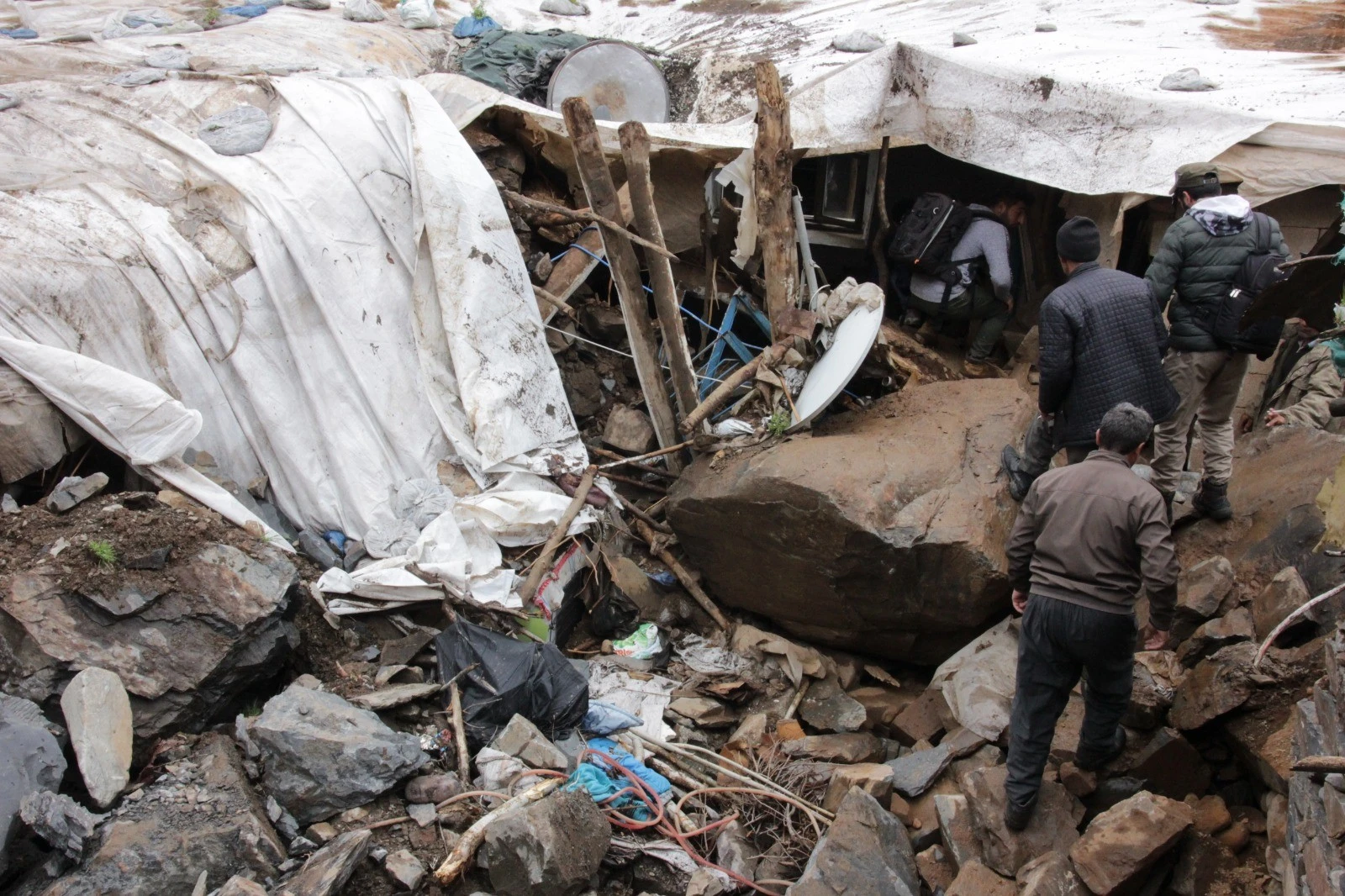 Dağdan kopan kayalar 5 evi yıktı