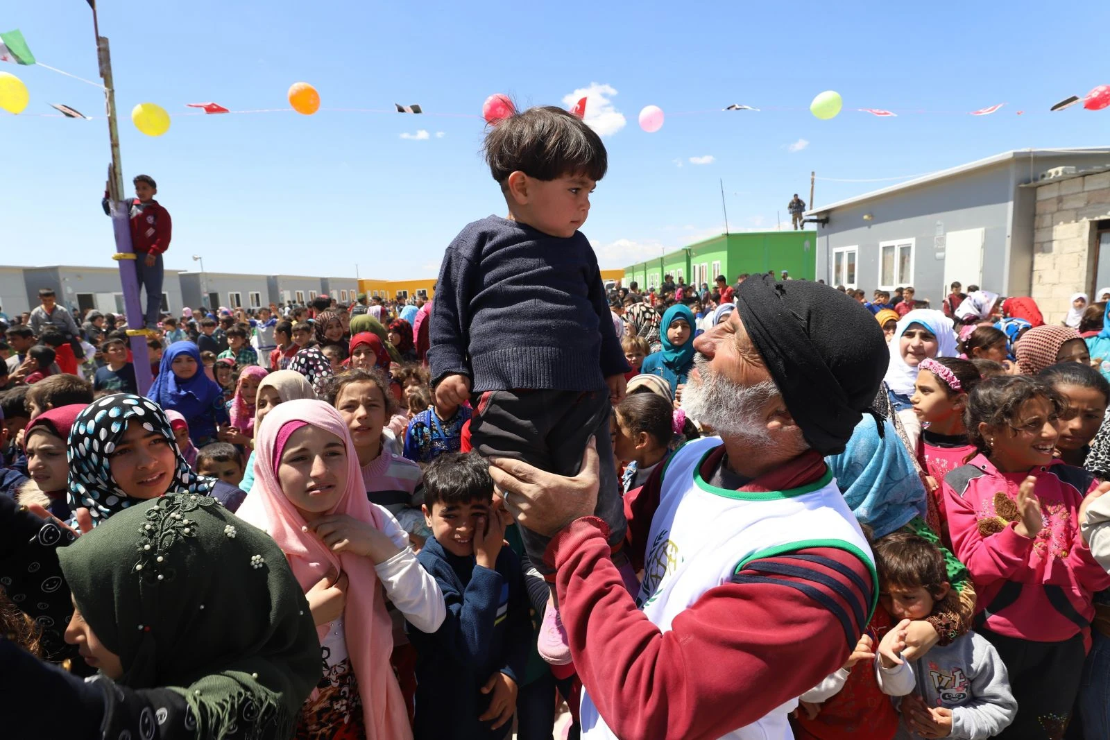 Murat Kekilli’den Suriyeli çocuklara konser