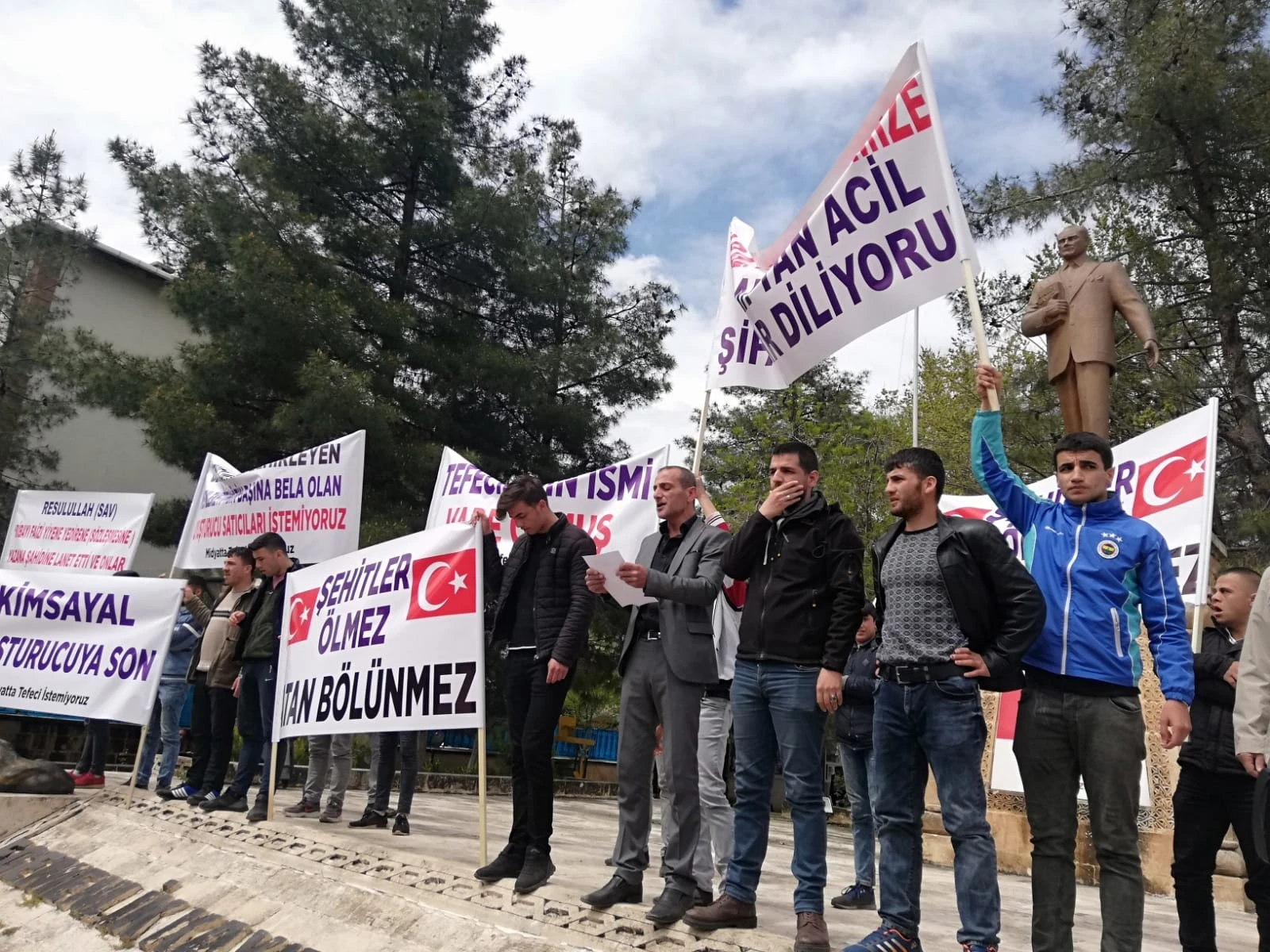 Tefeci ve uyuşturucu tacirlerine tepki için toplandılar