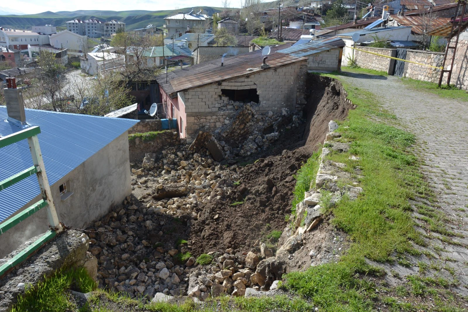 Tercan’da bir evin istinat duvarı çöktü