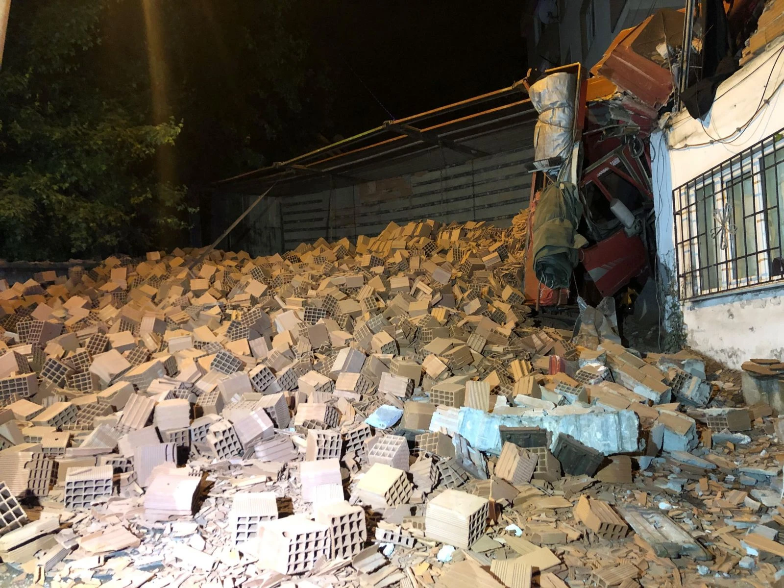 Freni boşalan tuğla yüklü kamyon evin duvarına girdi