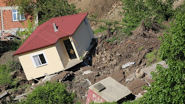 Ordu'da heyelanlı bölgedeki 15 ev yıkıldı
