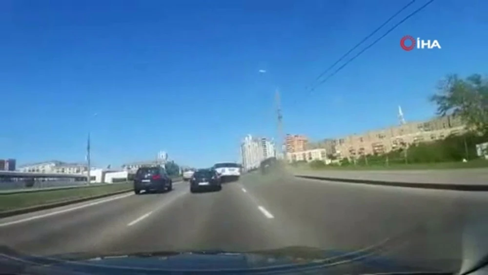 İnanılmaz kaza: Elektrik direği araçların üzerine devrildi