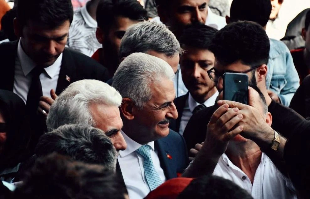Binali Yıldırım'a Bağcılar'da vatandaşlardan yoğun ilgi
